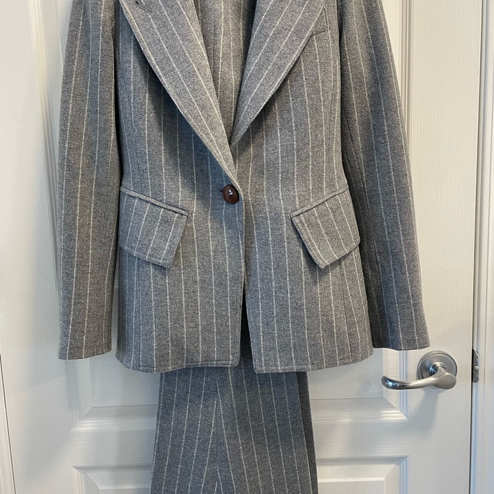 Smythe suit with boot cut pant. Blazer and pants both size 6. Worn once like NEW